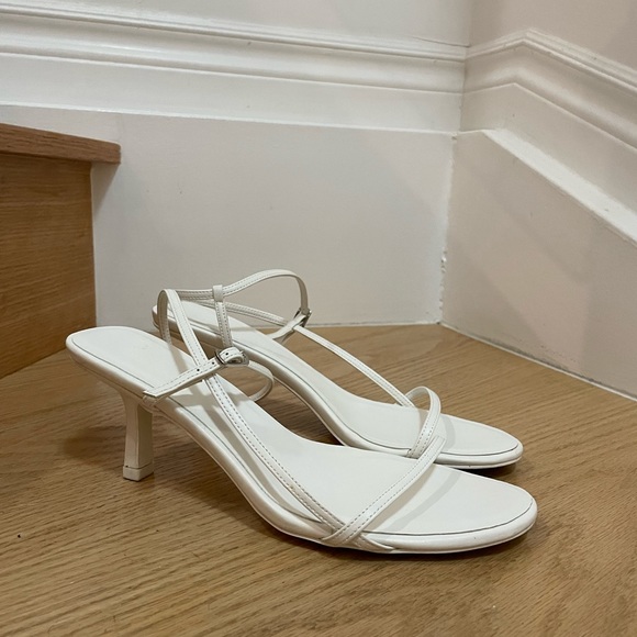 White Kitten/Low heels/sandals - Picture 2 of 4